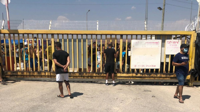 מפגינים מחוץ לשער קיבוץ ניר דוד במאבק על נחל האסי (צילום: רשתות חברתיות)