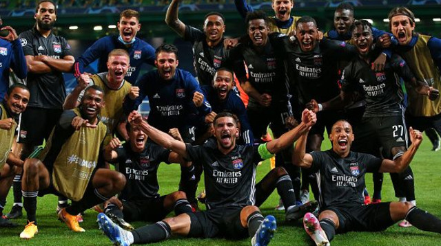 שחקני ליון חוגגים (צילום: Alex Livesey - Danehouse/Getty Images)