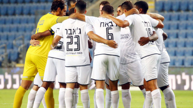 שחקני הפועל חדרה (צילום: אודי ציטיאט)