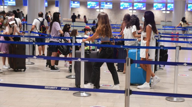 הנוסעים חזרו לנתב"ג (צילום: אבשלום ששוני)