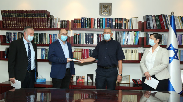 הגשת הדוח (צילום: לע"מ, מירי שמעונוביץ')