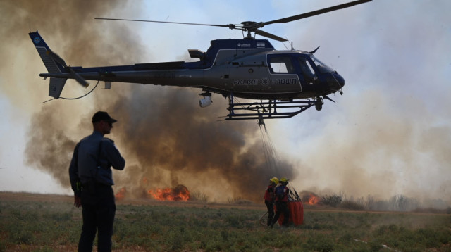 שריפה בעוטף עזה טרור הבלונים כיבוי כבאות כבאית מסוק כיבוי  (צילום: אלי כהן דובר כבאות מחוז דרום)
