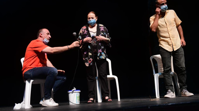 גילה אלמגור בתאטרון הבימה  (צילום: אבשלום ששוני)