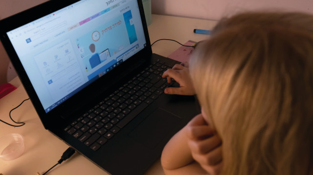 למידה מרחוק חינוך בית ילדה מחשב קורונה חוזרים לימודים  (צילום: חן לאופולד, פלאש 90)