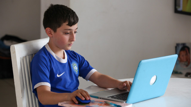 למידה מרחוק חינוך בית ילד תלמיד מחשב קורונה חוזרים לימודים  (צילום: יוסי אלוני, פלאש 90)