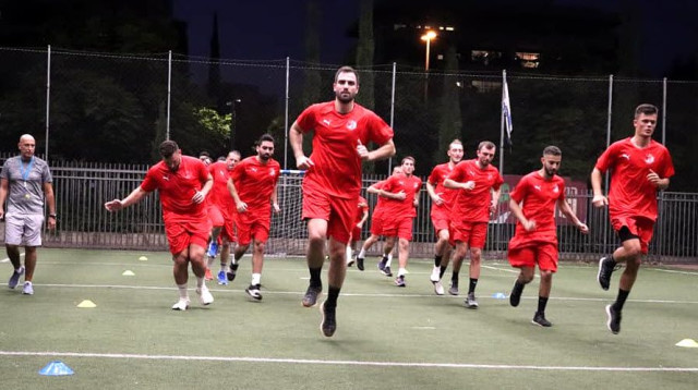 גלעד מאור ושחקני קרית אונו פותחים את האימונים (צילום: לאה סטפנוב, הפועל קרית אונו)