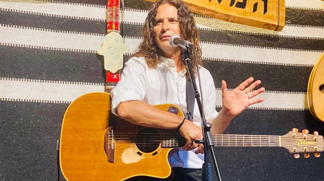 מיכה ביטון (צילום: נעמה און-ביטון)