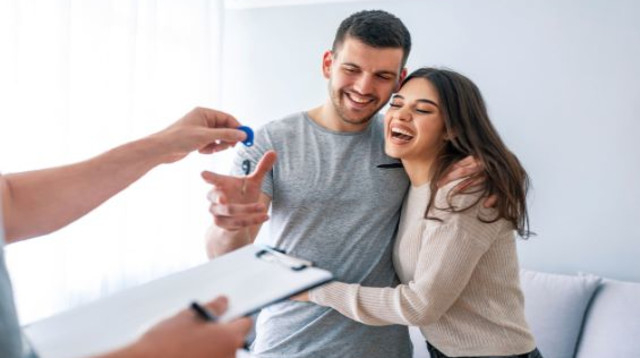 קבלת מפתחות לדירה חדשה (צילום: שאטרסטוק)