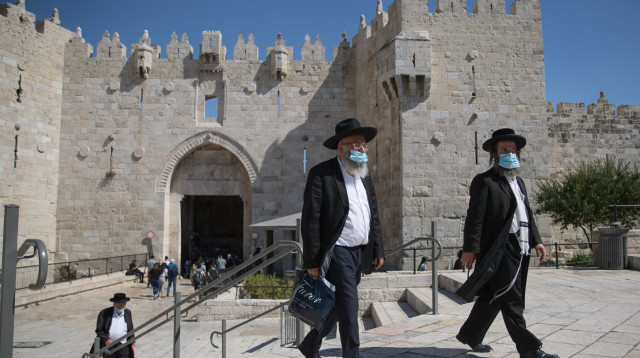 קורונה - חרדים עוטים מסכה, ארכיון (למצולמים אין קשר לנאמר בכתבה) (צילום: יונתן זינדל, פלאש 90)