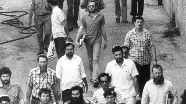 אנשי המחתרת היהודית בצאתם מביהמ"ש (צילום: יצחק אלהרר, סקופ 80)