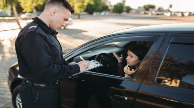 רישום דו"ח תנועה (צילום: שאטרסטוק)