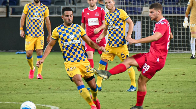 שי אייזן מול אייל גולסה (צילום: אריאל שלום)