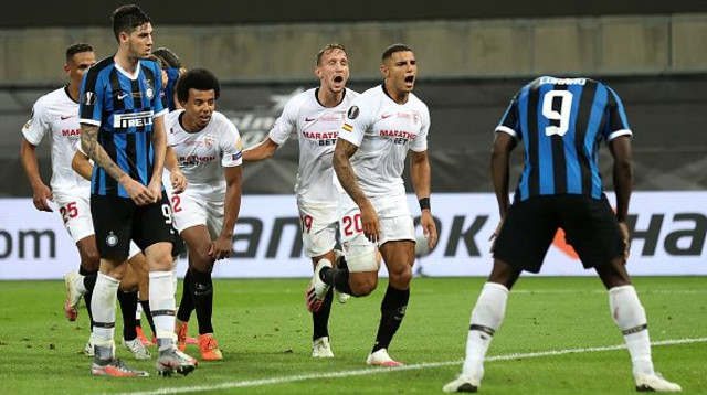 דייגו קרלוס ושחקני סביליה חוגגים על אינטר (צילום: Lars Baron/Getty Images)