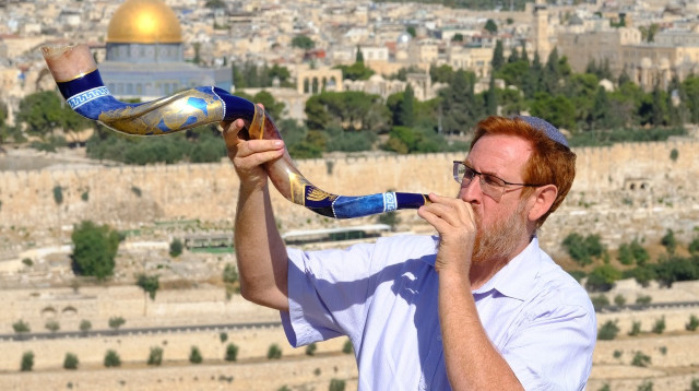 חכ"ל יהודה גליק תוקע בשופר בסמוך להר הבית (צילום: שרון גבאי)