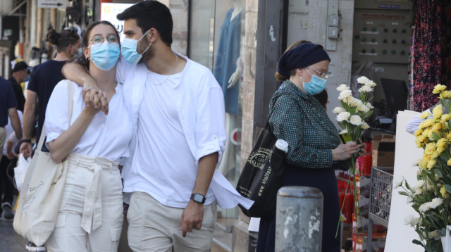 קורונה בישראל - אנשים הולכים ברחוב עם מסכה (אילוסטרציה, למצולמים אין קשר לנאמר בכתבה) (צילום: מרק ישראל סלם)