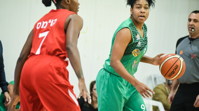 אלכס הארדן מול סקויה הולמס (צילום: באדיבות מנהלת ליגת העל לנשים בכדורסל)