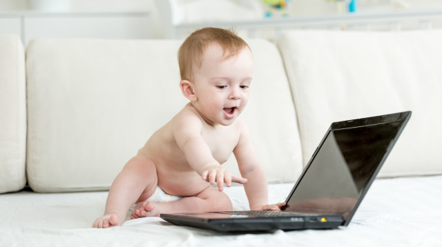 פעוט מול מסך (אילוסטרציה) (צילום: ingimages.com)