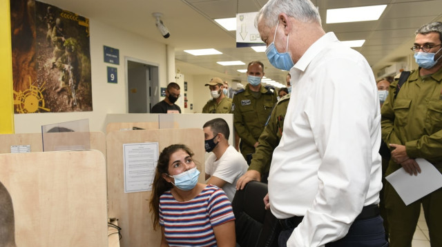 גנץ בתל השומר (צילום: חורחה נובמינסקי / לע"מ)