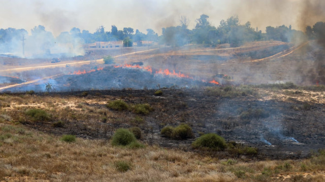 שריפה שפרצה בעוטף עזה כתוצאה מבלון תבערה (צילום: כבאות והצלה מחוז דרום)