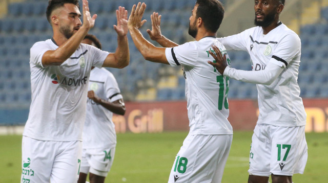 שחקני הפועל כפר סבא חוגגים (צילום: אודי ציטיאט)