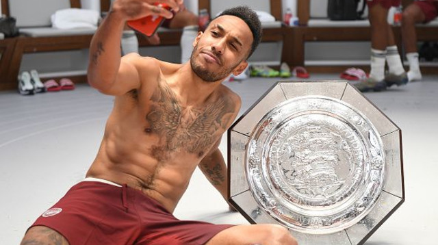 פייר-אמריק אובמיאנג חוגג עם מגן הקהילה (צילום: Stuart MacFarlane/Arsenal FC via Getty Images)