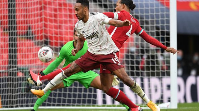 וירג’יל ואן דייק מול פייר-אמריק אובמיאנג (צילום: David Price/Arsenal FC via Getty Images)