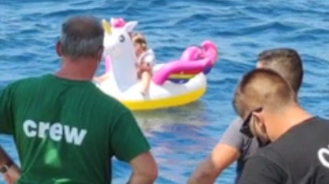 הילדה וצוות החילוץ (צילום: רויטרס)