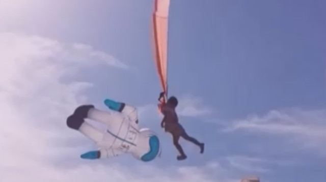 הילדה והעפיפון באוויר (צילום: צילום מסך: רויטרס)