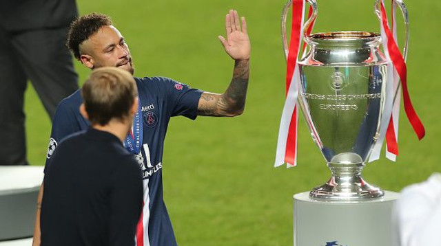 ניימאר יודע שהגביע לא שלו (צילום: MIGUEL A. LOPES/POOL/AFP via Getty Images)