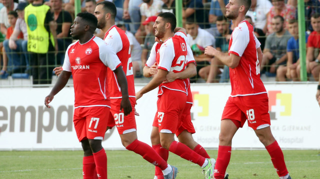 שחקני הפועל באר שבע נגד לאצ’י (צילום: אודי ציטיאט)