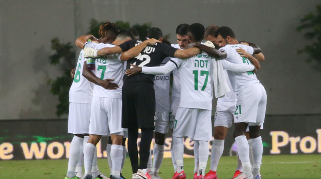 שחקני הפועל כפר סבא (צילום: אודי ציטיאט)