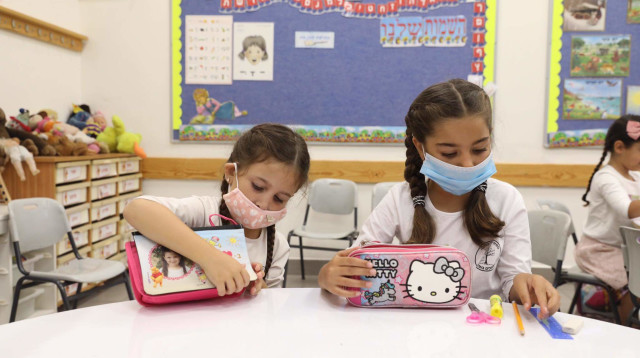 תלמידות עם מסכה בבית הספר (צילום: מרק ישראל סלם)