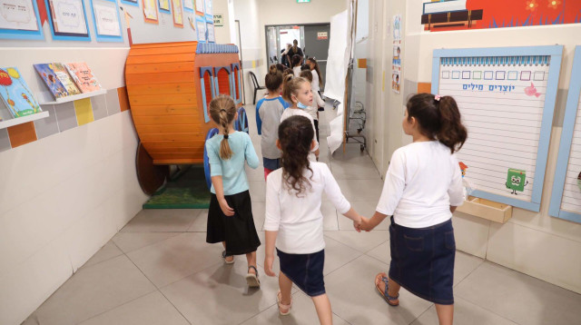 תלמידות בפתיחת שנת הלימודים (צילום: מרק ישראל סלם)