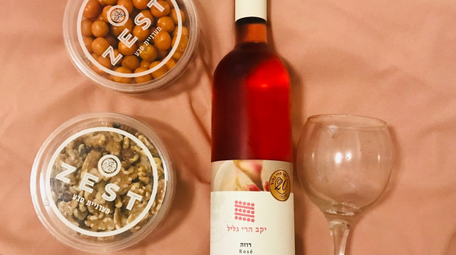 טוב, אז זו לא הכוס הכי אלגנטית בארון. אבל פיקניק (צילום: טליה לוין)