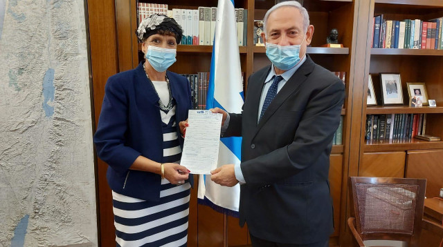 שולי מועלם מתפקדת לליכוד לצד בנימין נתניהו (צילום: פרטי)