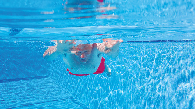 שחייה בבריכה (צילום: אינג אימג')