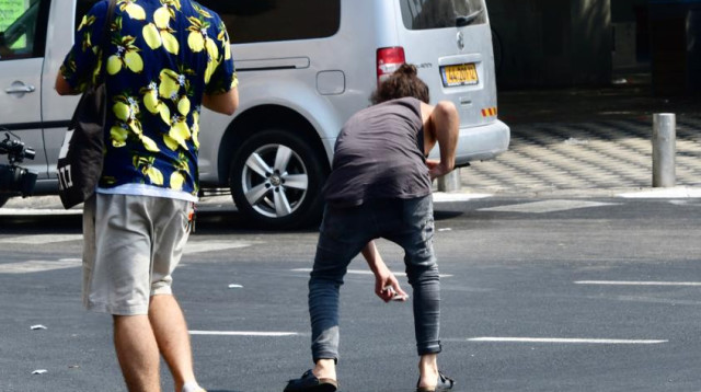 תושבים בת"א אוספים גראס ברחוב (צילום: אבשלום ששוני)