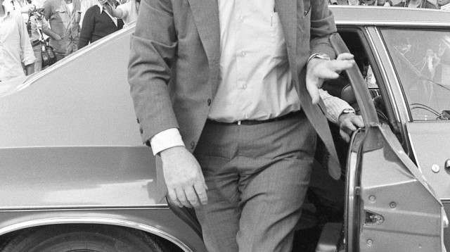 יצחק רבין יורד ממכונית השרד שלו, 1974 (צילום: שמואל רחמני)