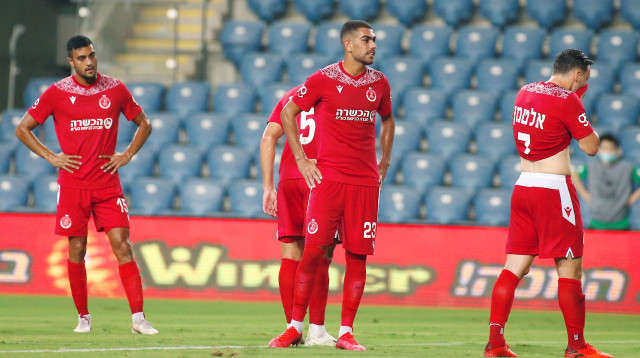 רז שלמה ושחקני הפועל תל אביב (צילום: אודי ציטיאט)