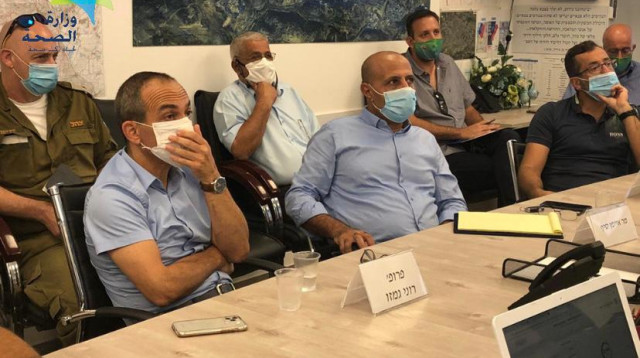 פרויקטור הקורונה רוני גמזו בדלית אל כרמל (צילום: מזאווי תקשורת, מערך ההסברה של משרד הבריאות)