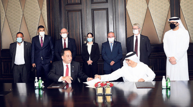 רונן פרץ חותם על ההסכם הכלכלי עם איחוד האמירויות (צילום: עמוס בן גרשום, לע"מ)