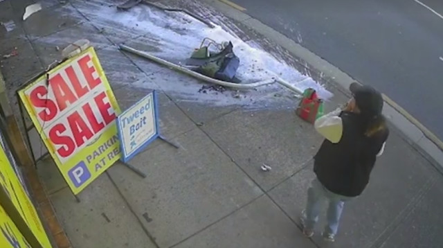 גברת ג'ונסון נדהמת מהמקרה  (צילום: רויטרס)