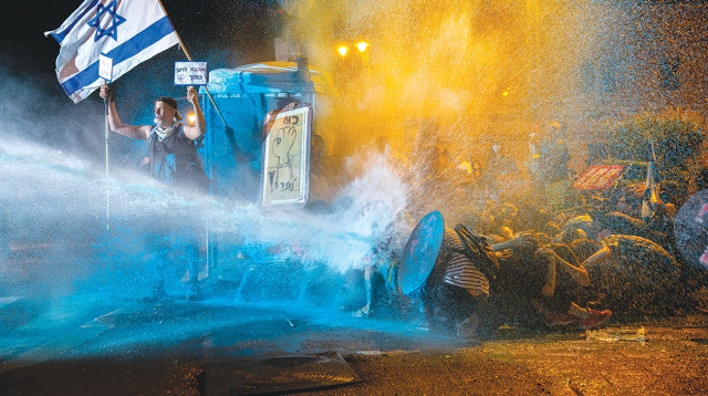 שימוש במכת"זית בהפגנה בבלפור (צילום: אוליבייה פיטוסי, פלאש 90)