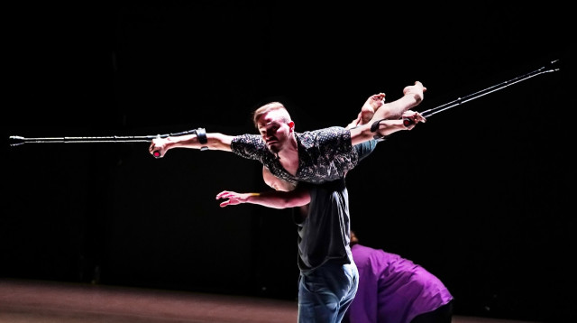 איתמר בק רוקד עם הקביים (צילום: יואל לוי)