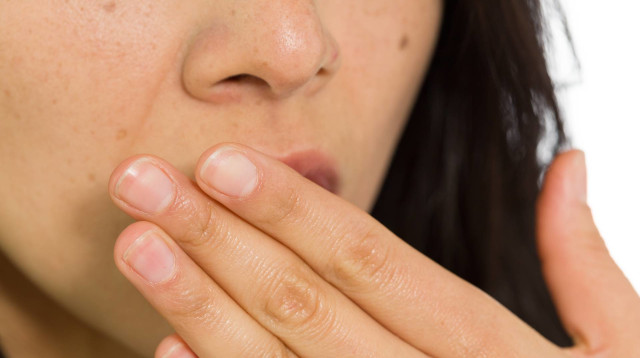 גיל המעבר אצל נשים מביא עמו בעיות שונות בחלל הפה המשפיעות על בריאות השיניים (צילום: Shutterstock)