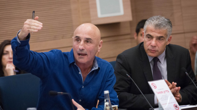 הסערה ב"יש עתיד": עופר שלח ויאיר לפיד  (צילום: מרים אלסטר, פלאש 90)