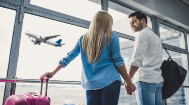 זוג בשדה התעופה (צילום: שאטרסטוק)