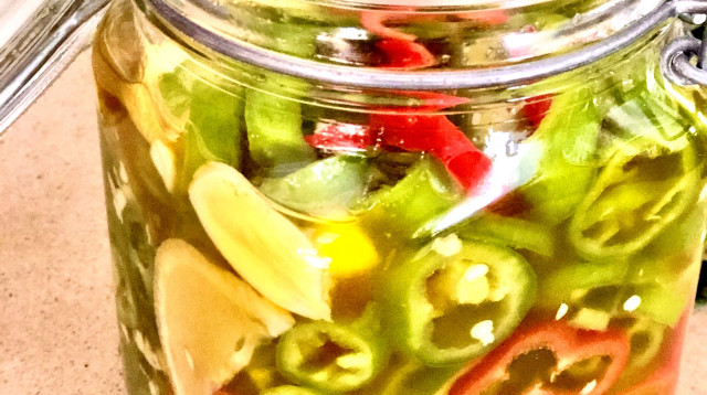 פלפלים חריפים כבושים (צילום: פסקל פרץ-רובין)