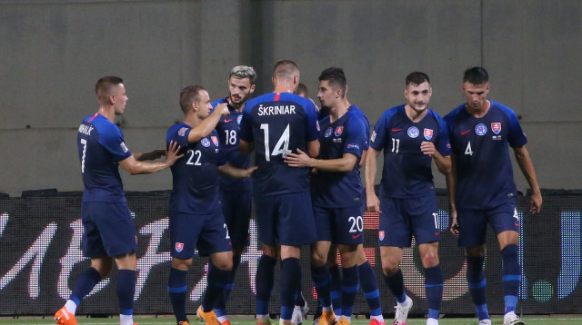 שחקני סלובקיה חוגגים (צילום: אודי ציטיאט)