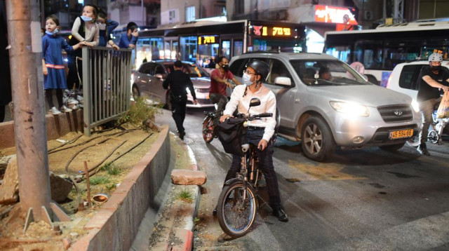 סגר לילי קורונה עוצר בני ברק חרדי במסיכה (צילום: אבשלום ששוני)